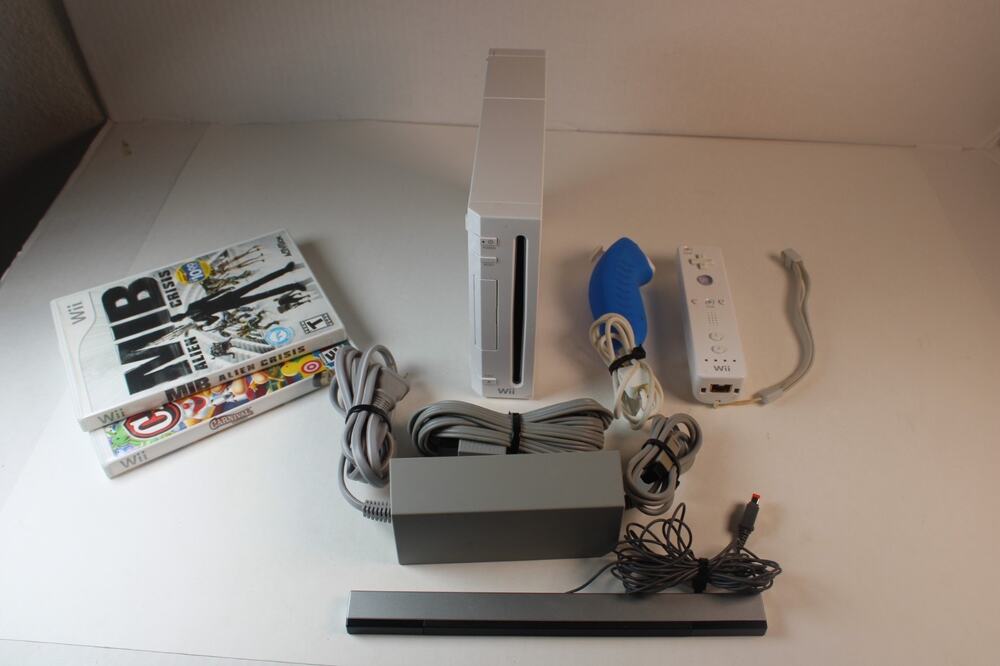 Nintendo Wii White Console RVL-001 W/ 1 OEM controller/chuk, 2 games, cord